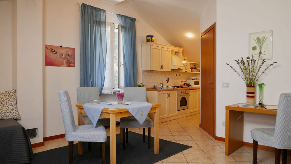 Comfort Apartment, Garden View | Living room | TV