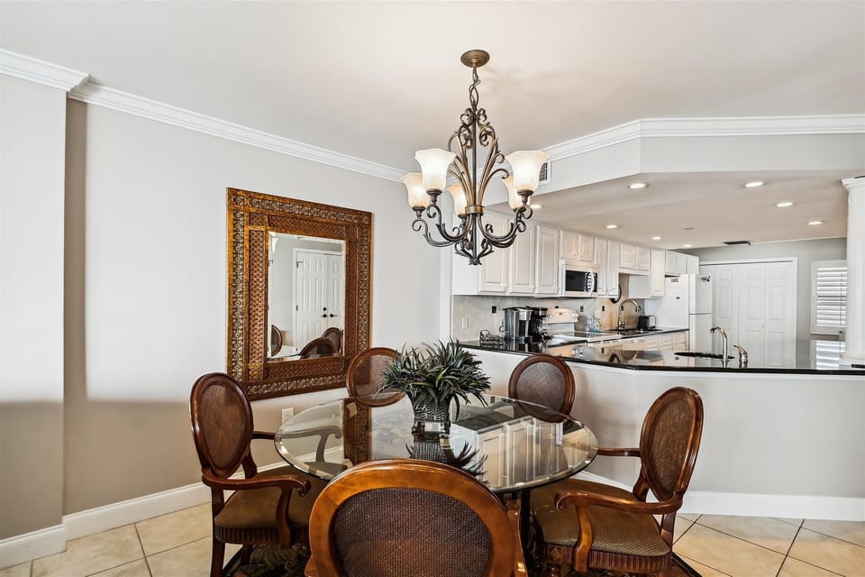 Condo, 2 Bedrooms | Dining