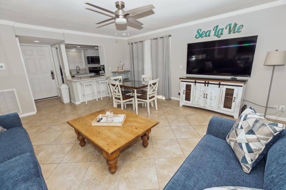 Condo, 2 Bedrooms | Living area