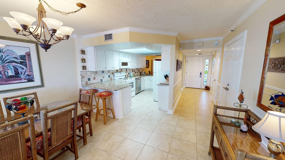 Condo, 2 Bedrooms | Dining