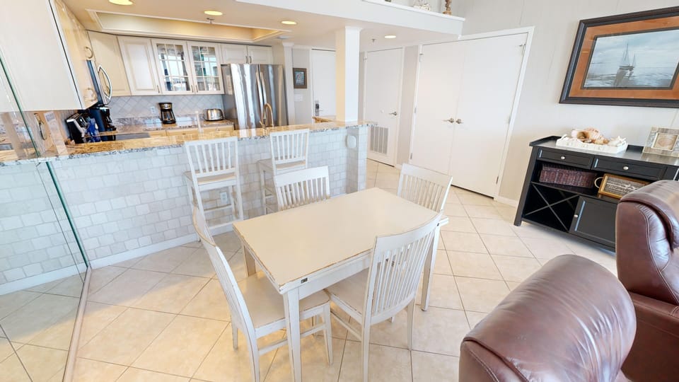 Condo, 2 Bedrooms | Dining