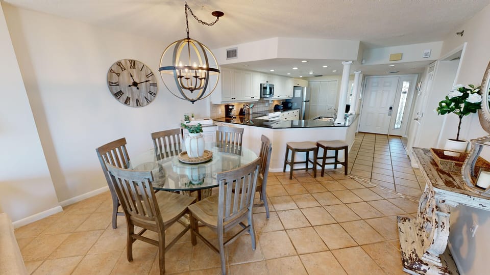 Condo, 2 Bedrooms | Dining