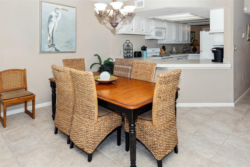 Condo, 2 Bedrooms | Dining
