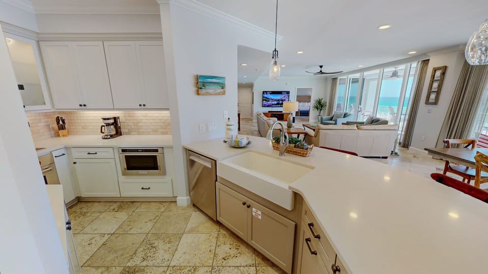Condo, 3 Bedrooms | Private kitchen | Coffee/tea maker, fridge, microwave, oven