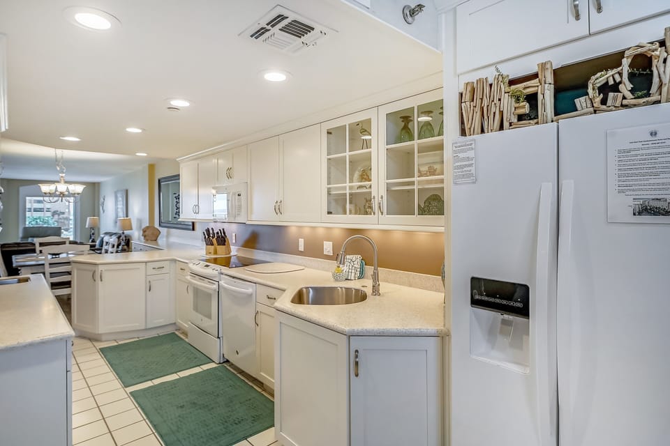 Condo, 2 Bedrooms | Private kitchen | Fridge, microwave, oven, dishwasher