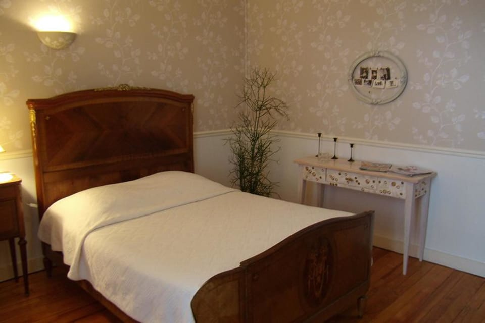 Standard Room, 1 Double Bed, Non Smoking, Garden View | Individually decorated, free cribs/infant beds, free WiFi, bed sheets
