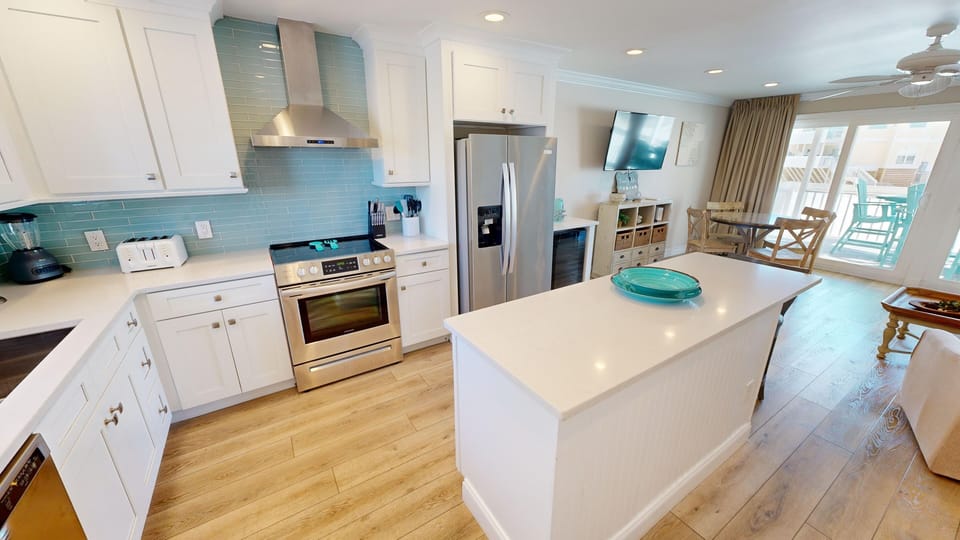 Condo, 2 Bedrooms | Private kitchen | Fridge, oven, coffee/tea maker, toaster