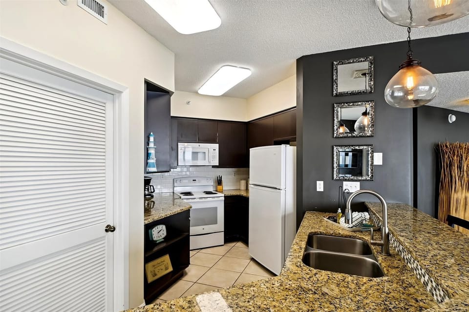 Condo, 3 Bedrooms | Private kitchen | Coffee/tea maker, fridge, oven, toaster