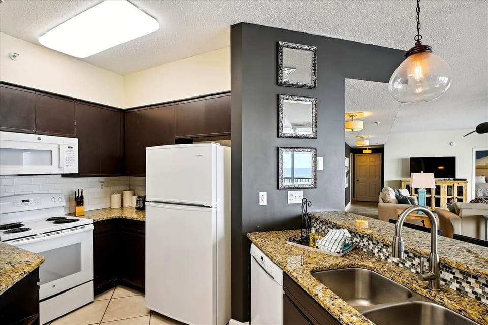 Condo, 3 Bedrooms | Private kitchen | Coffee/tea maker, fridge, oven, toaster