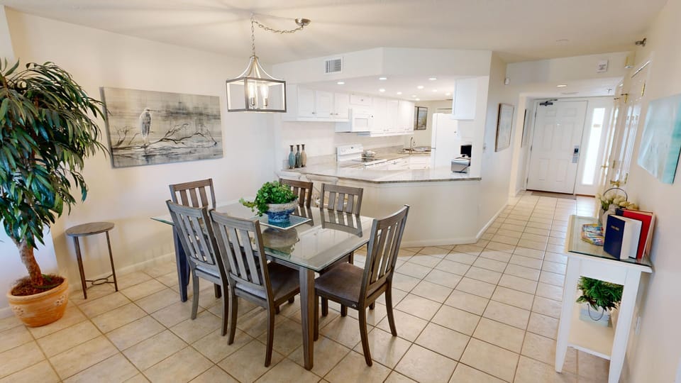 Condo, 2 Bedrooms | Dining