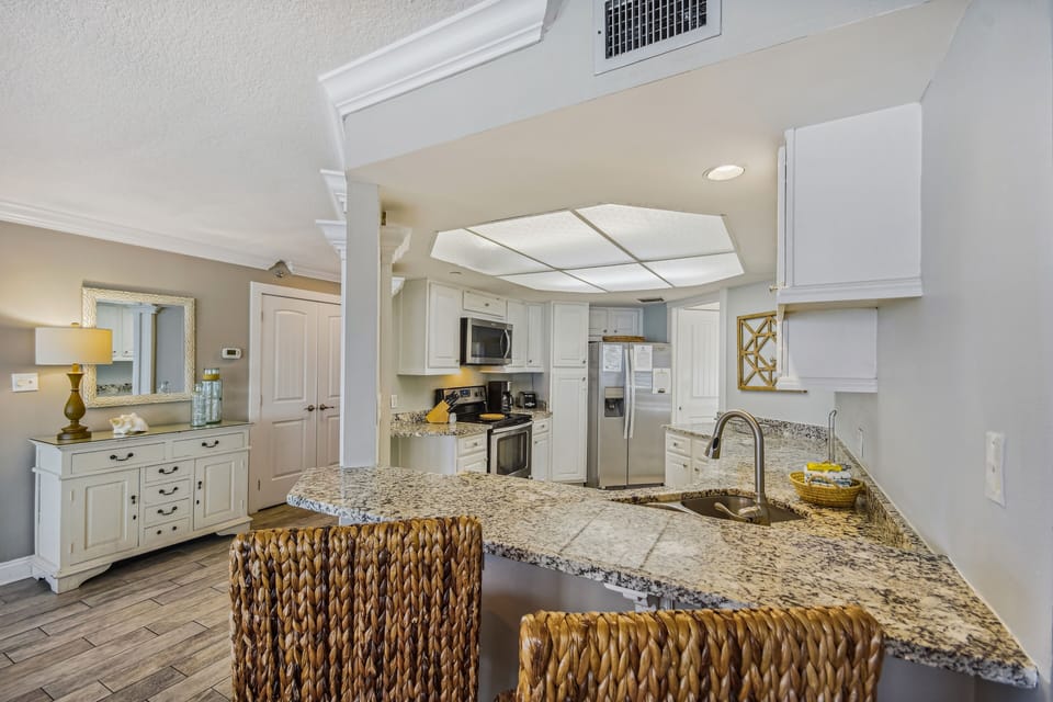 Condo, 4 Bedrooms | Private kitchen | Fridge, microwave, oven, dishwasher