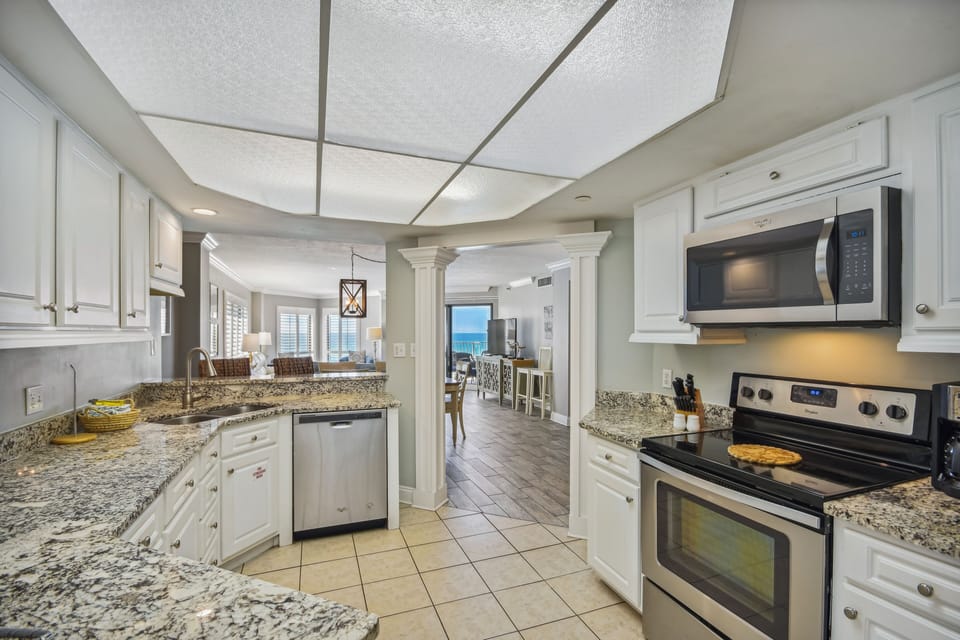 Condo, 4 Bedrooms | Private kitchen | Fridge, microwave, oven, dishwasher