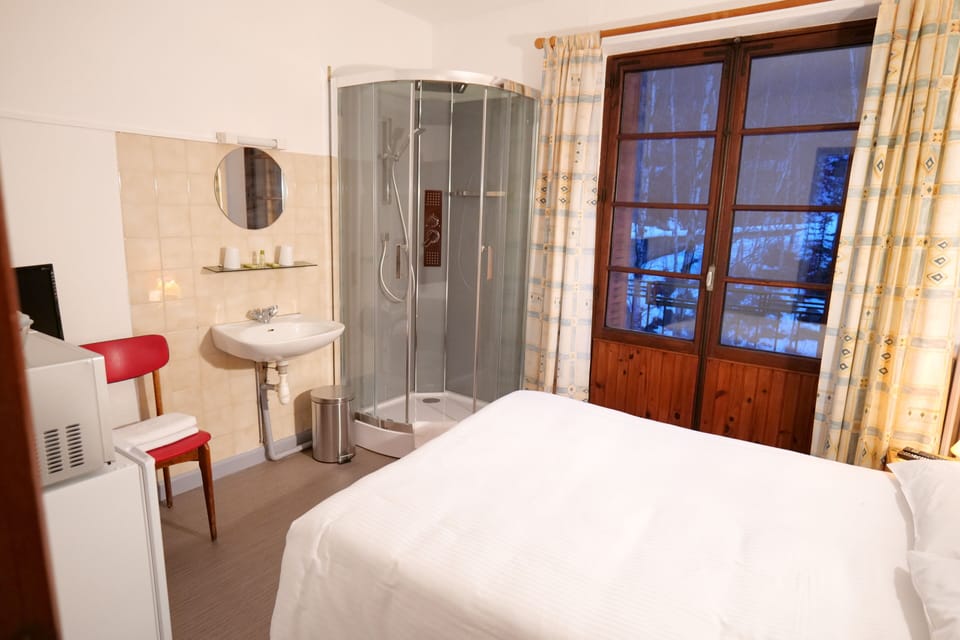 Economy Double Room, 1 Double Bed, Private Bathroom, Mountain View | Premium bedding, desk, laptop workspace, WiFi (free)
