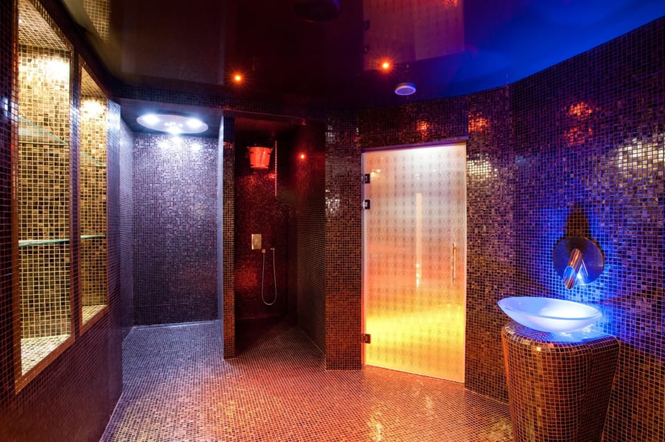 Couples treatment rooms, body treatments, body wraps, body scrubs