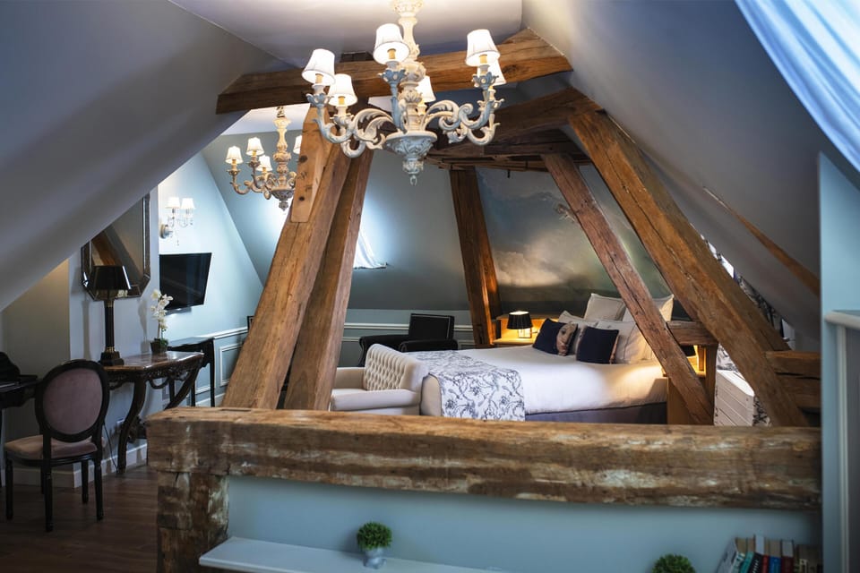 Suite, 1 King Bed, Non Smoking (with Sofabed) | Premium bedding, minibar, in-room safe, desk