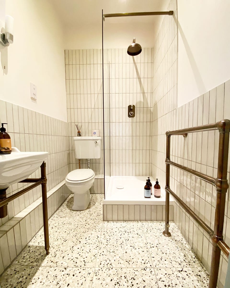 Luxury Room, 1 King Bed, Ensuite | Bathroom | Shower, free toiletries, hair dryer, towels