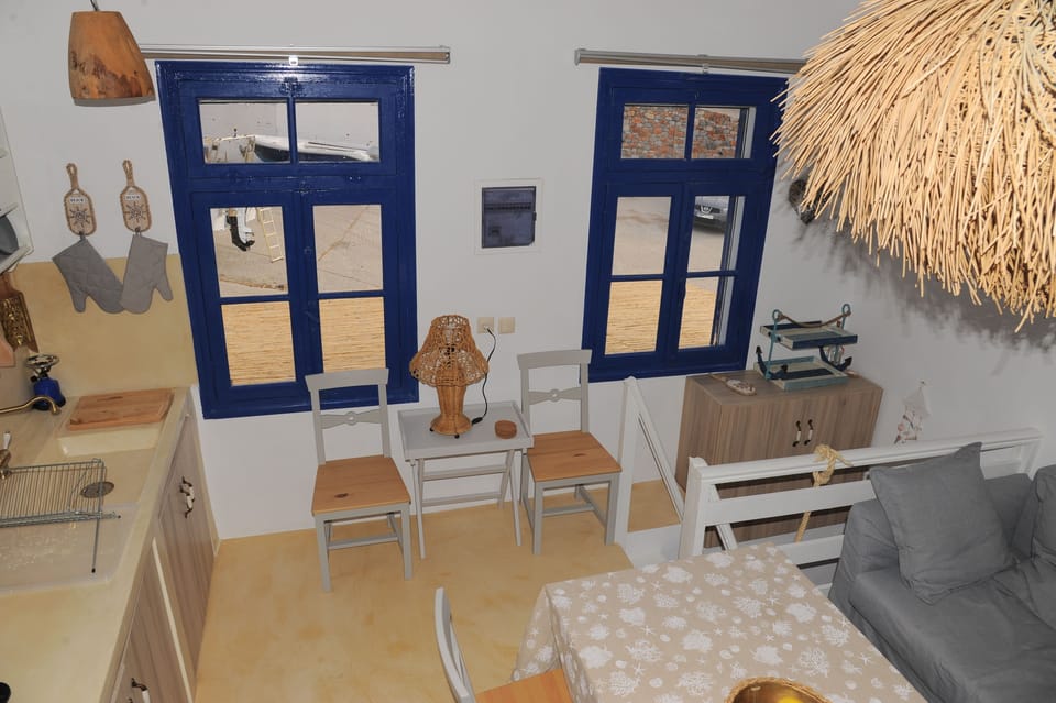 House, 1 Bedroom | Living area | 30-inch flat-screen TV with cable channels, TV