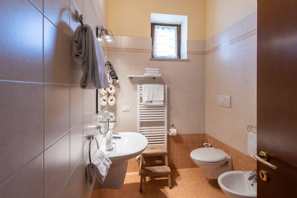Traditional Double Room | Bathroom | Shower, free toiletries, bidet, towels