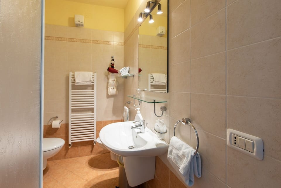 Family Room | Bathroom | Shower, free toiletries, bidet, towels