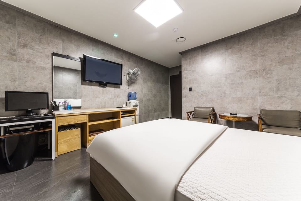 Deluxe Double Room | Desk, iron/ironing board, free WiFi, bed sheets