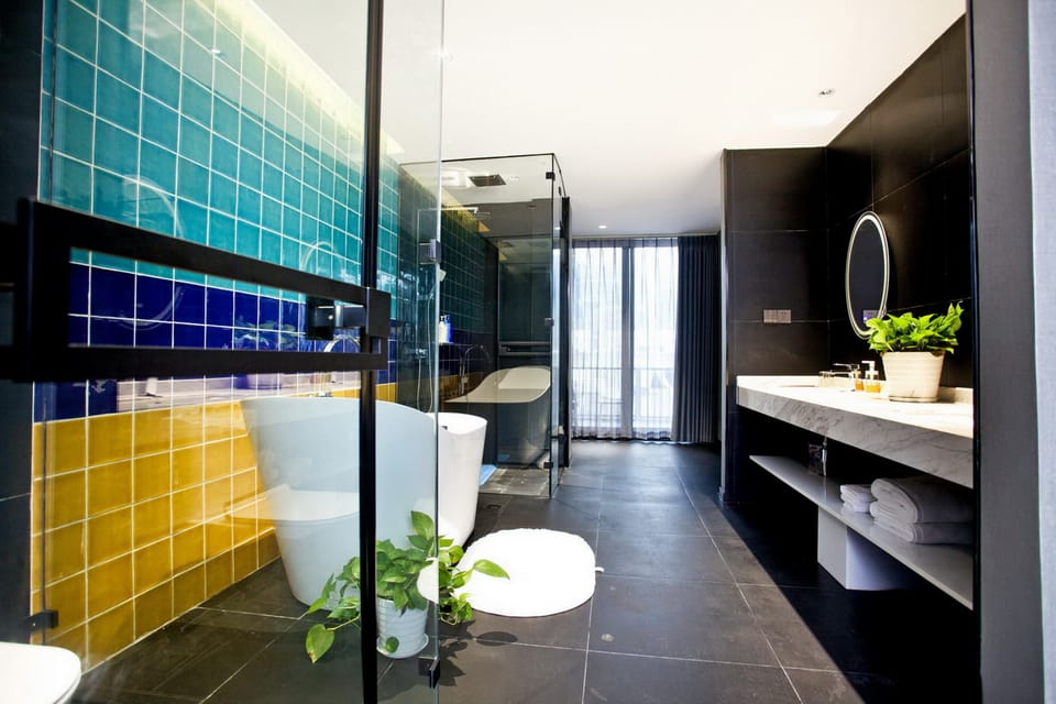 Exclusive Suite, Courtyard View | Bathroom | Shower, free toiletries, hair dryer, bathrobes