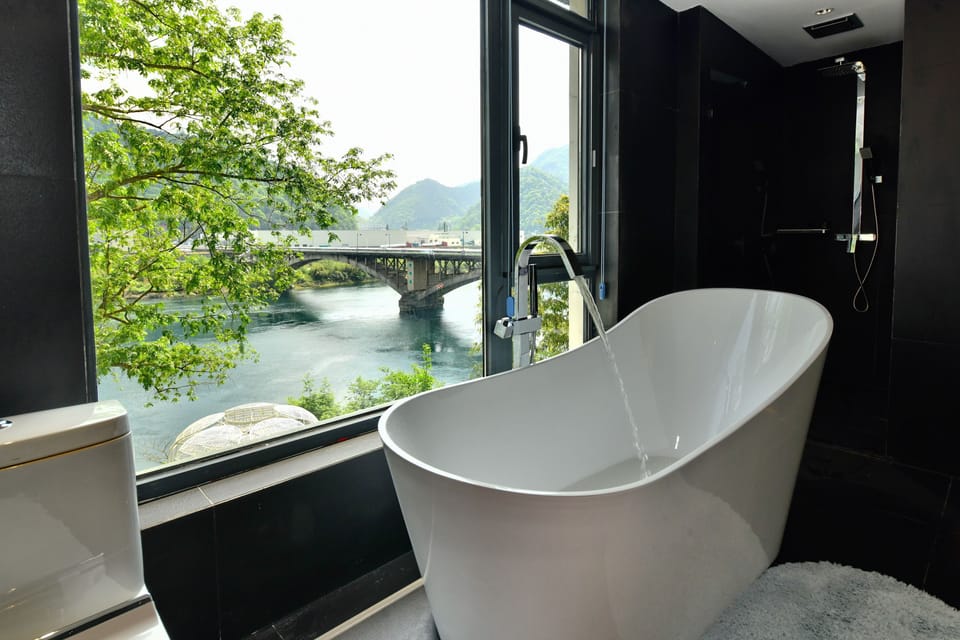 Premier Double Room, River View | Bathroom | Shower, free toiletries, hair dryer, bathrobes