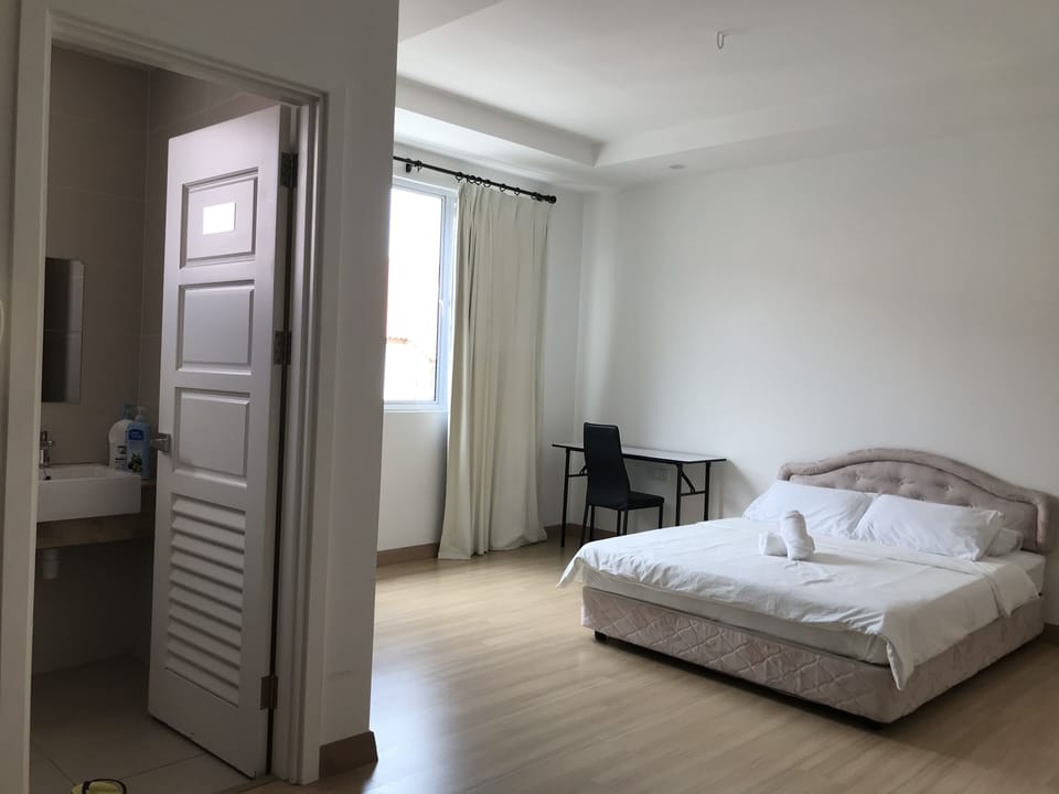 Double Room, 1 Queen Bed, Private Bathroom | Desk, iron/ironing board, free WiFi