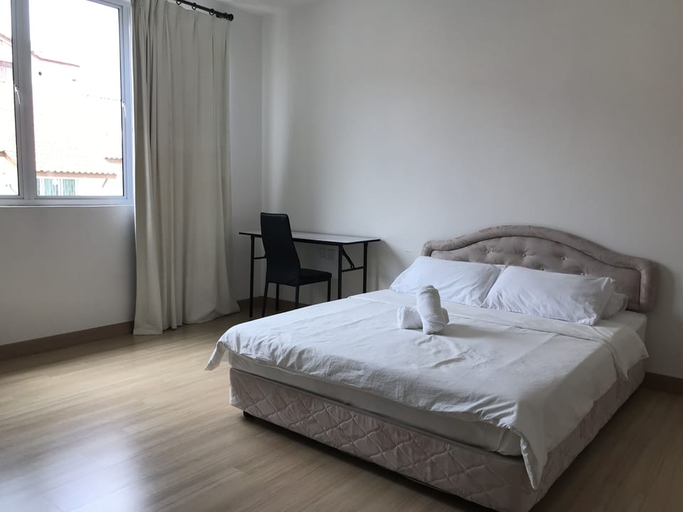 Double Room, 1 Queen Bed, Private Bathroom | Desk, iron/ironing board, free WiFi