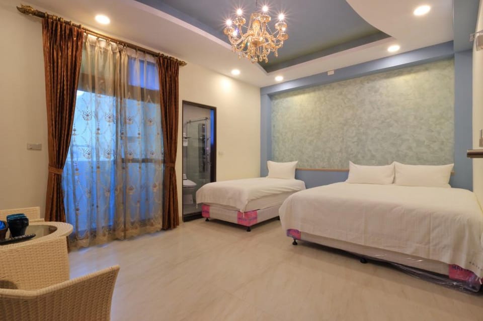 Standard Triple Room | Desk, blackout drapes, free WiFi, bed sheets