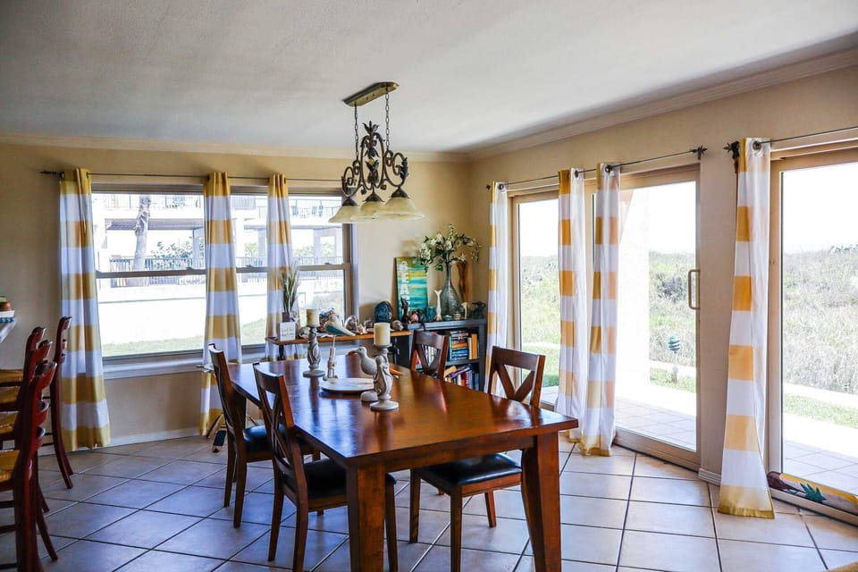 Condo, 3 Bedrooms | Dining
