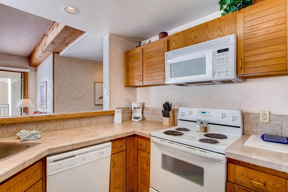 Condo, 2 Bedrooms | Private kitchen | Coffee/tea maker, oven