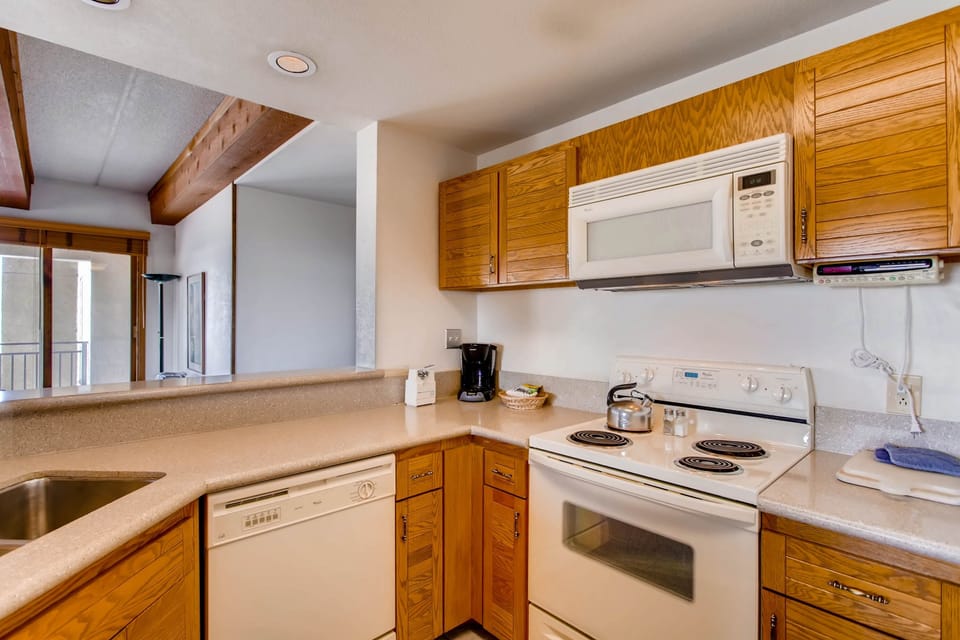 Condo, 2 Bedrooms | Private kitchen | Oven, coffee/tea maker