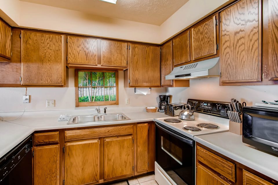 Condo, 4 Bedrooms | Private kitchen | Coffee/tea maker, oven