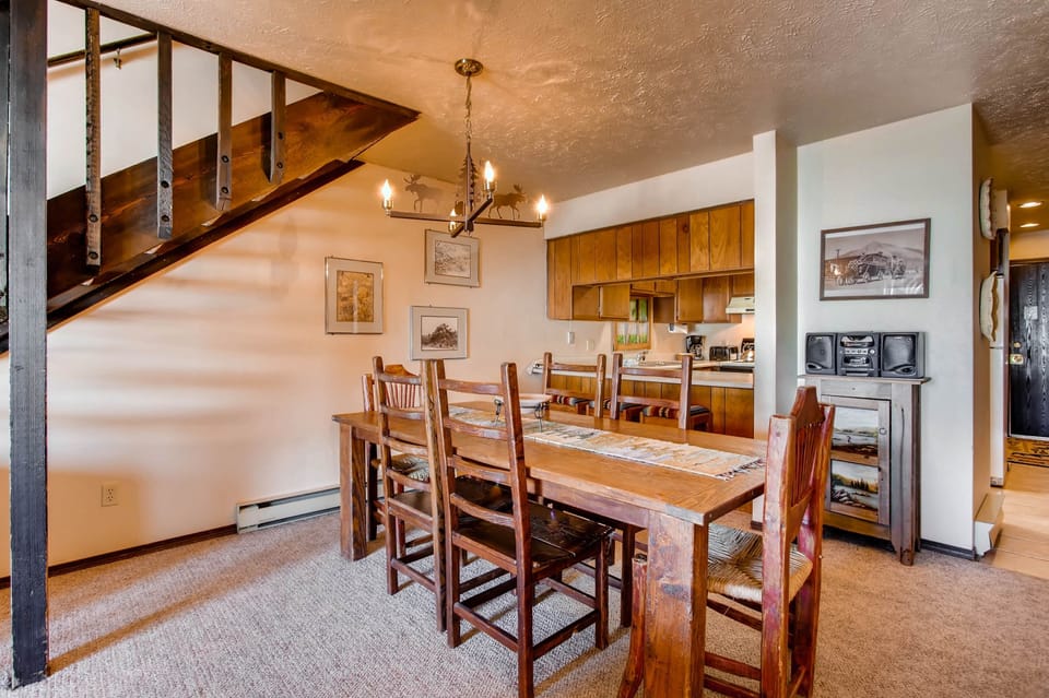 Condo, 4 Bedrooms | Private kitchen | Coffee/tea maker, oven