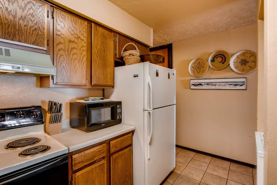 Condo, 4 Bedrooms | Private kitchen | Coffee/tea maker, oven