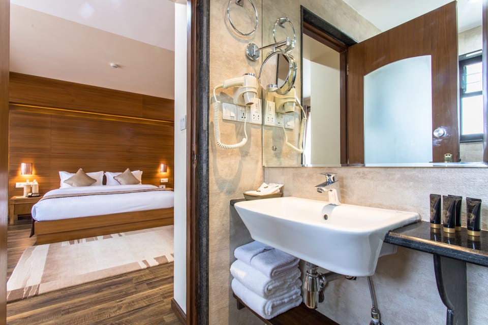 Junior Suite | Bathroom | Free toiletries, hair dryer, bathrobes, slippers