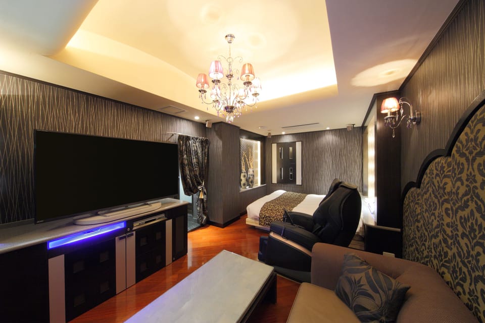 Premium bedding, down comforters, soundproofing, WiFi (free)