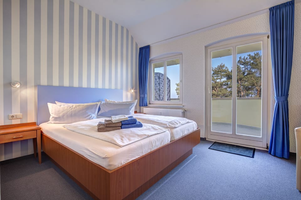 Hypo-allergenic bedding, laptop workspace, blackout drapes, free WiFi