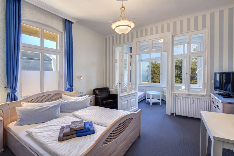 Hypo-allergenic bedding, laptop workspace, blackout drapes, free WiFi