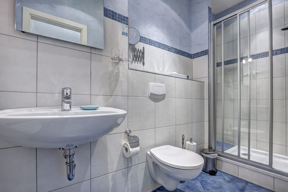 Basic Room (Kleines DZ) | Bathroom | Free toiletries, hair dryer, towels, soap
