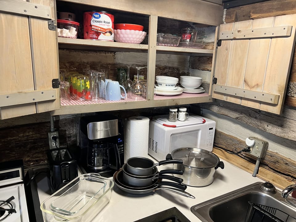 Family Cabin, Private Bathroom (Logwood) | Private kitchen