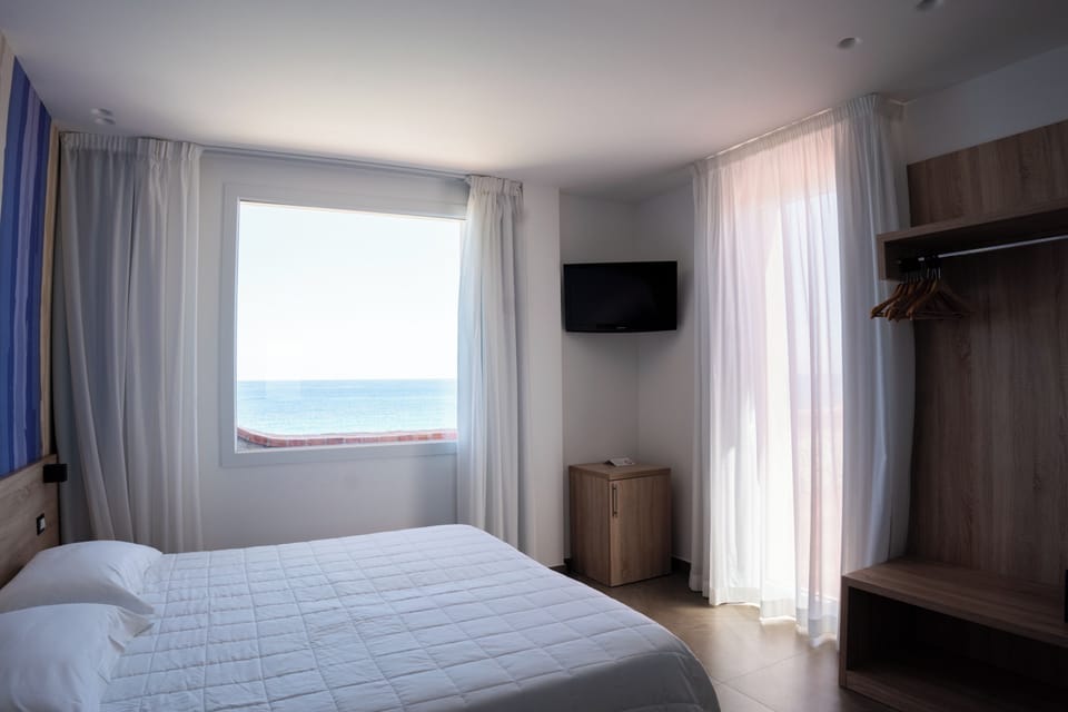 Double or Twin Room | Minibar, in-room safe, blackout drapes, iron/ironing board