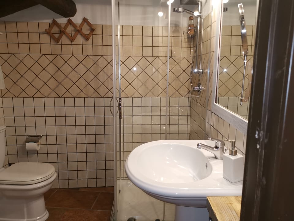 Basic Triple Room, Hill View | Bathroom | Shower, rainfall showerhead, free toiletries, hair dryer