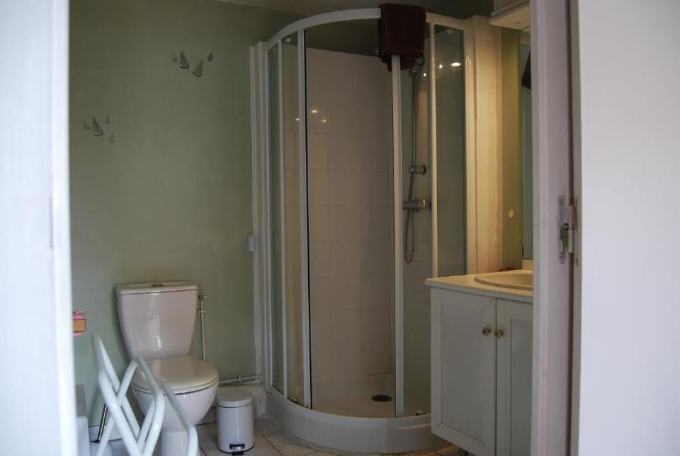 Shower, rainfall showerhead, hair dryer, towels