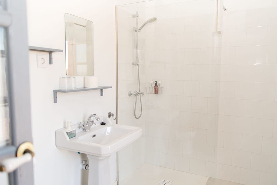 Superior Double Room, 2 Twin Beds | Bathroom | Designer toiletries, hair dryer, towels