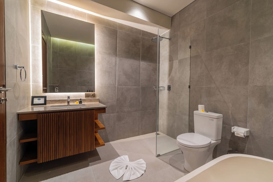 Studio | Bathroom | Free toiletries, slippers, towels