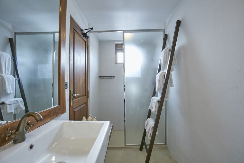 Deluxe Cabin, 1 Queen Bed, Non Smoking, Lake View | Bathroom | Separate tub and shower, hair dryer, bathrobes, bidet