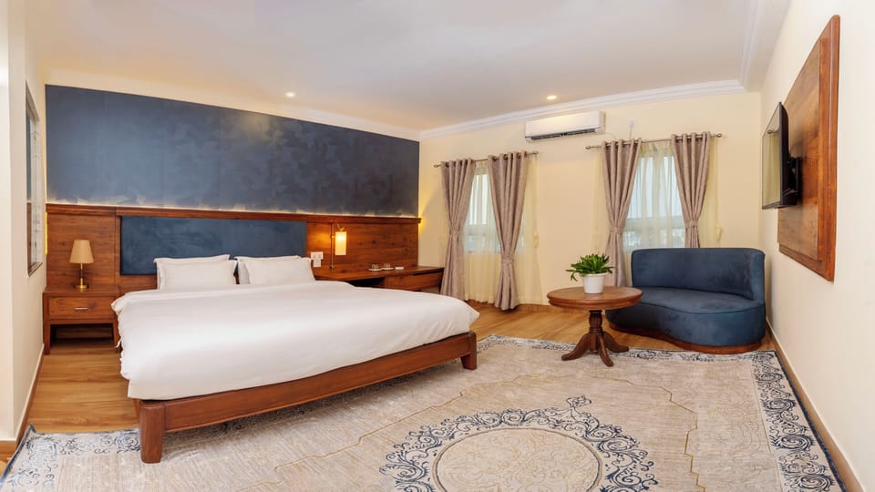 Club Room | Desk, laptop workspace, free WiFi, bed sheets