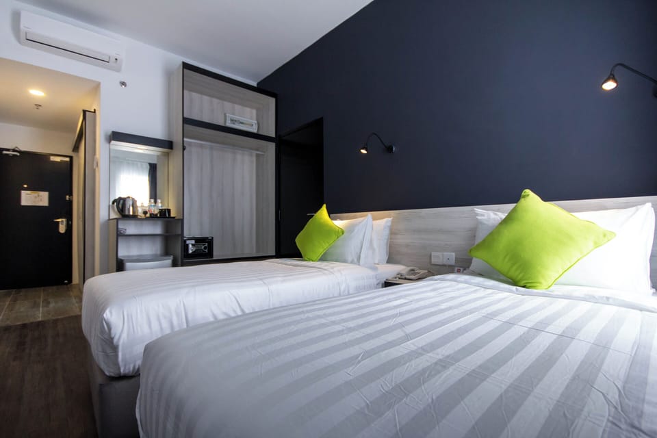 Superior Twin Room | Minibar, in-room safe, desk, blackout drapes