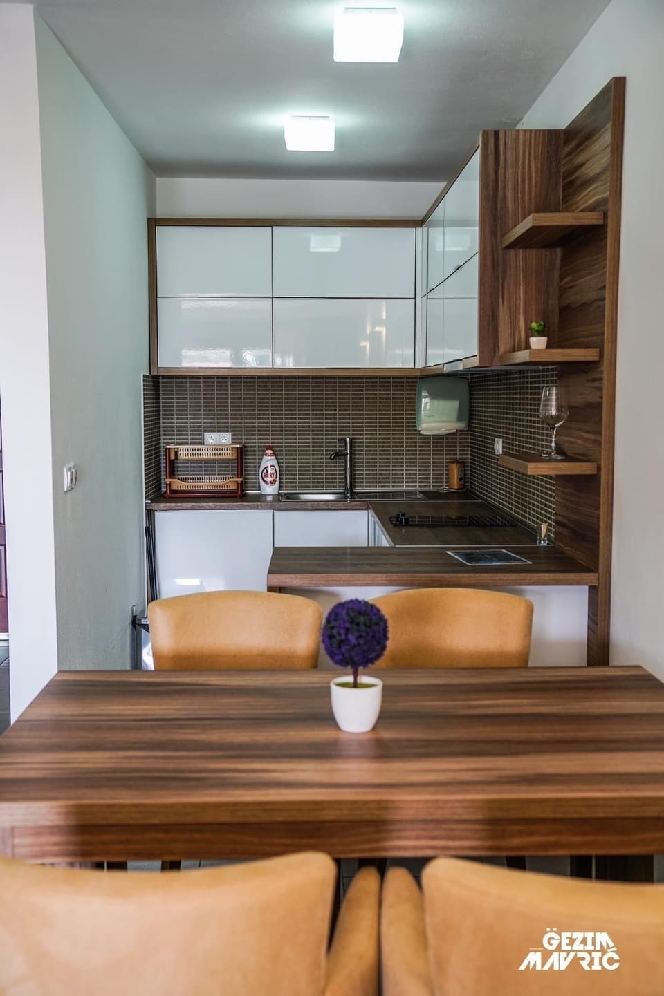 Fridge, stovetop, electric kettle